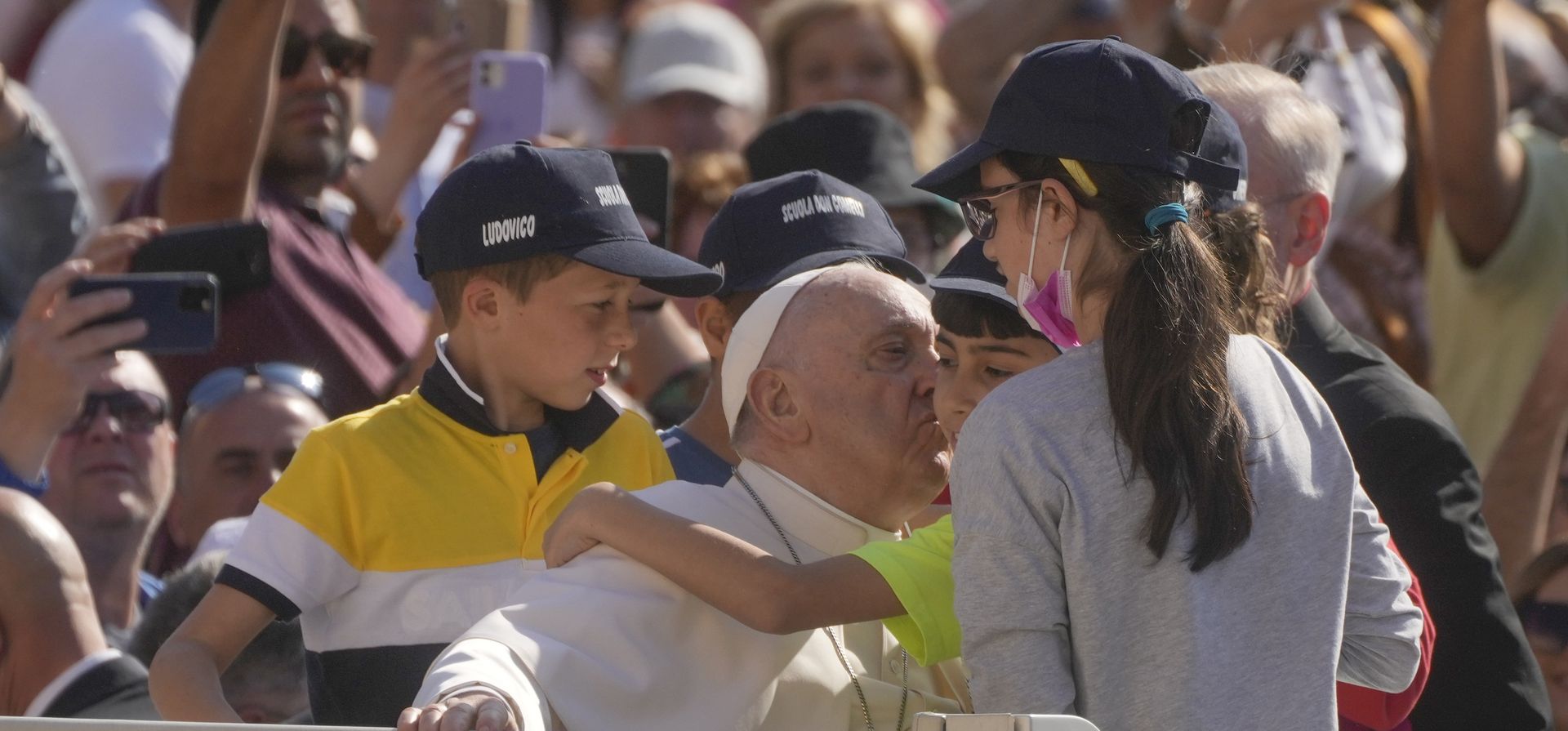 El Papa Francisco saluda a los niños cuando llega a la Plaza de San Pedro con motivo de su audiencia general semanal en el Vaticano, el miércoles 11 de mayo de 2022.