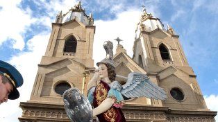 San Miguel Arcángel puede traducirse como “jefe de los ángeles”. A las 16 inicia la procesión en honor al patrono de Entre Ríos. A las 18 toca la Banda de Policía&nbsp; 