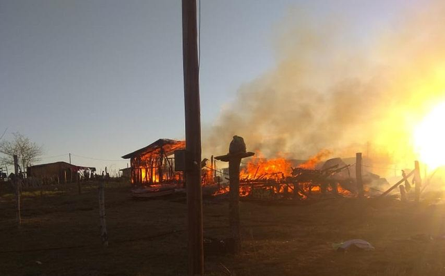 El fuego alcanzó a dos viviendas en Villa Yacanto, departamento de Santa Rosa de Calamuchita.