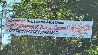 Sorpresa. La veterinaria paraguaya se encontró con el cartel en las afueras de su trabajo.&nbsp;