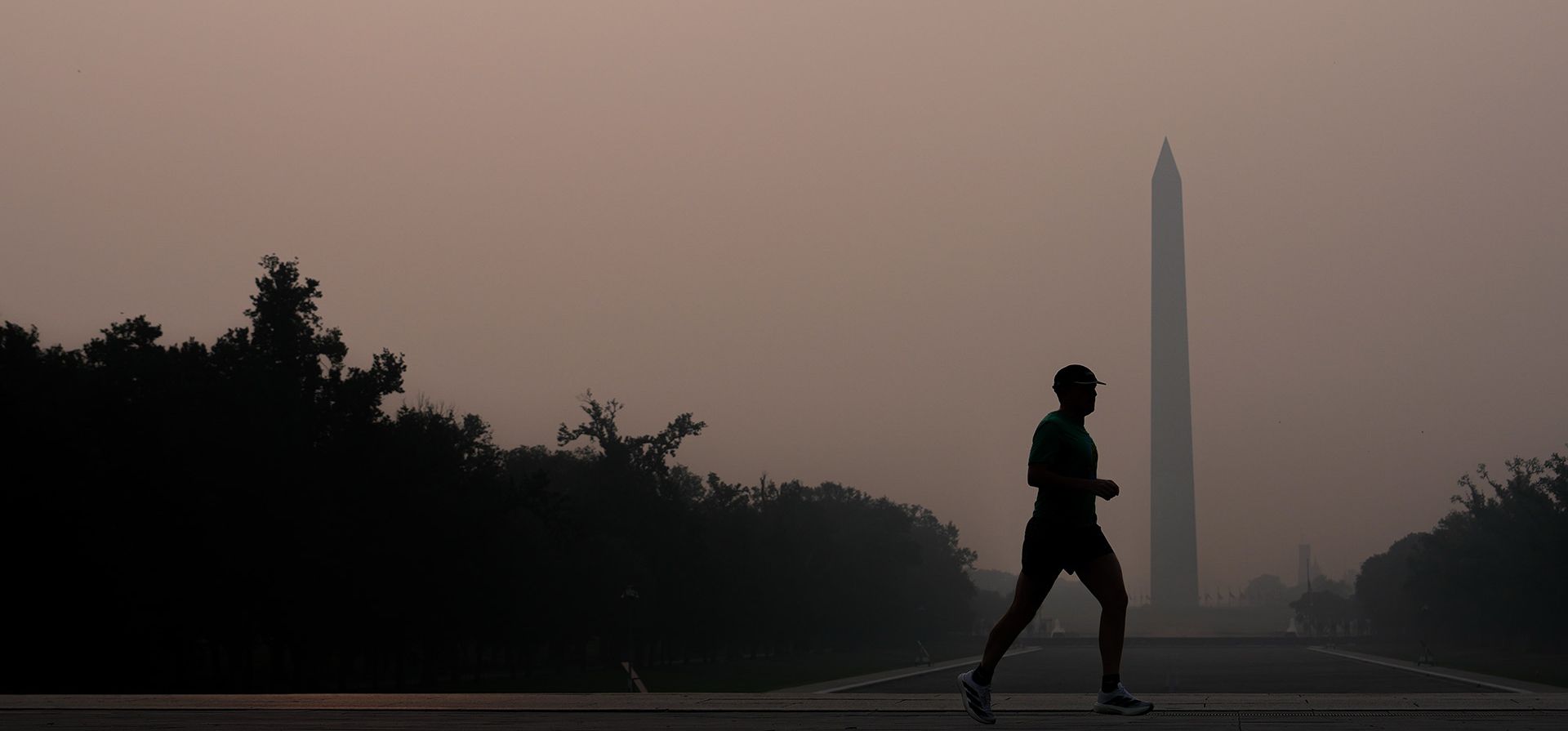 El sol queda oculto por el humo de un incendio forestal mientras una persona corre frente al Monumento a Washington y el Estanque Reflectante del Monumento a Lincoln, el viernes 17 de julio de 2026, en el National Mall de Washington. (Foto AP/Julia Demaree Nikhinson) El sol queda oculto por el humo de un incendio forestal mientras una persona corre frente al Monumento a Washington y el Estanque Reflectante del Monumento a Lincoln, el viernes 17 de julio de 2026, en el National Mall de Washington. (Foto AP/Julia Demaree Nikhinson)