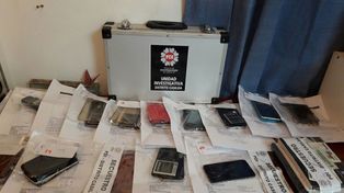Buscan a los dueños de 2.500 celulares recuperados en una serie de allanamientos