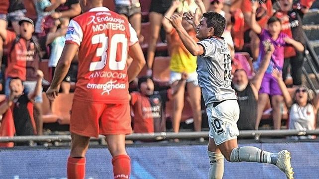 El partido entre Colón y Argentinos Juniors se jugará el lunes 26
