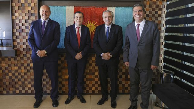 El presidente Alberto Fernández junto al gobernador local