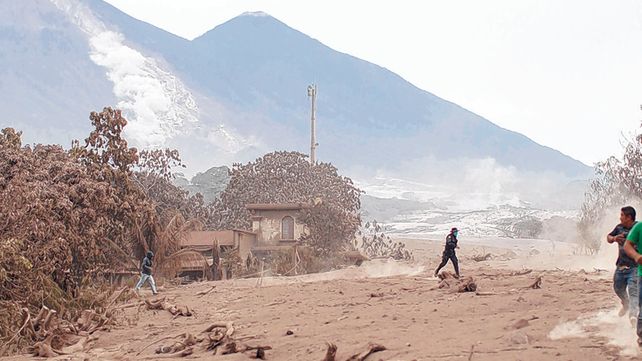 Volcán de fuego. Habitantes de los poblados cercanos huyen de la lava hirviente y la lluvia de rocas y cenizas.&nbsp;