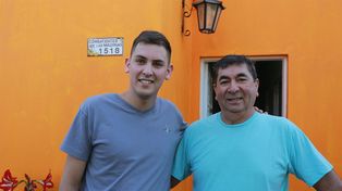 Facundo y su papá Donato contentos con el premio de UNO.&nbsp;