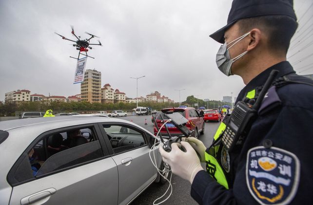 Un policía opera un drone que lleva un código QR y registra a los vehículos que ingresan.&nbsp;