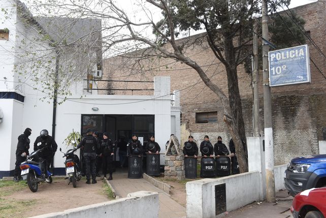 Efectivos de la Guardia de Infantería y el Comando Radioeléctrico en la puerta de la comisaría 10ª tras los disturbios del miércoles.&nbsp;