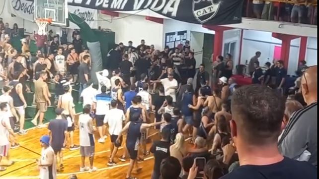 En la mitad del partido de básquet se inició la batahola entre hinchas que motivó la suspensión del partido.