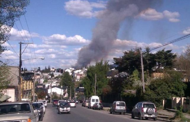 Un gran incendio forestal afecta a Bariloche