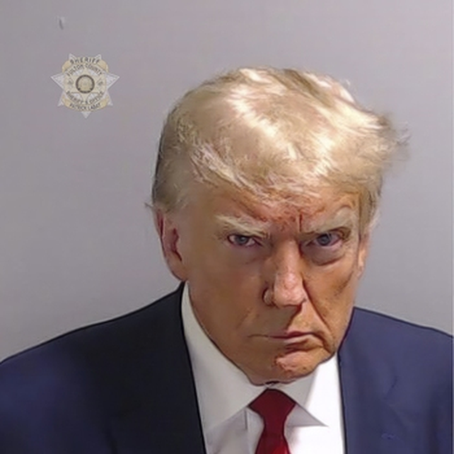 Donald Trump en la foto policial que le tomaron durante su breve arresto en una prisión de Georgia. La imagen ya es un ícono para sus seguidores. 