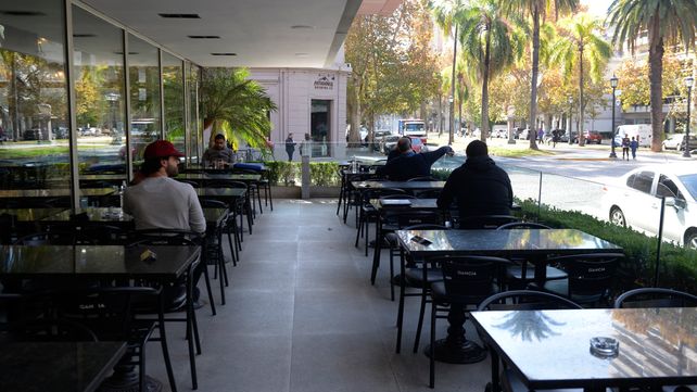 Distanciamiento. La separaci&oacute;n de los comensales entre mesa y mesa evidencia las restricciones que se impusieron para evitar contagios.
