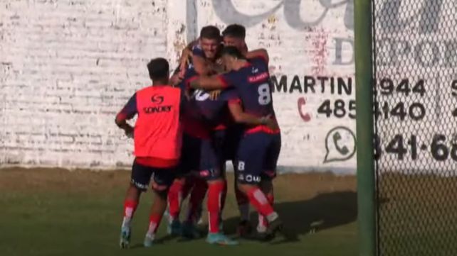 Todos abrazan a Di Vanni. Córdoba empezó ganando un partido clave