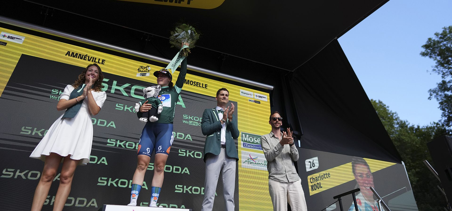 Charlotte Kool de Holanda, con la camiseta verde de mejor velocista, celebra en el podio después de la quinta etapa del Tour de Francia femenino, con inicio en Bastogne, Bélgica, y final en Amneville, Francia, el jueves 15 de agosto de 2024. (Foto AP/Peter Dejong) Charlotte Kool de Holanda, con la camiseta verde de mejor velocista, celebra en el podio después de la quinta etapa del Tour de Francia femenino, con inicio en Bastogne, Bélgica, y final en Amneville, Francia, el jueves 15 de agosto de 2024. (Foto AP/Peter Dejong)