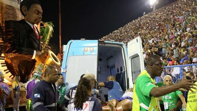 Varios heridos al desplomarse una pasarela de una carroza en los Carnavales de Río de Janeiro
