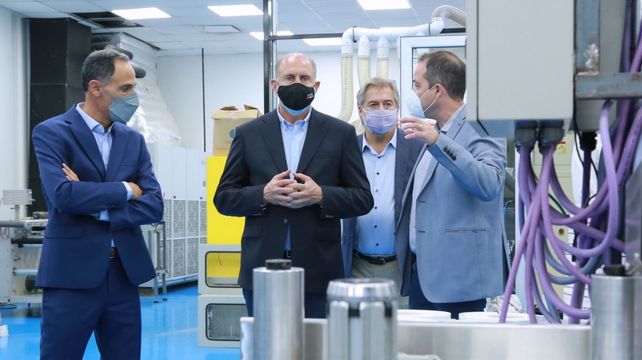 El gobernador Omar Perotti en una recorrida por la planta de Terragene