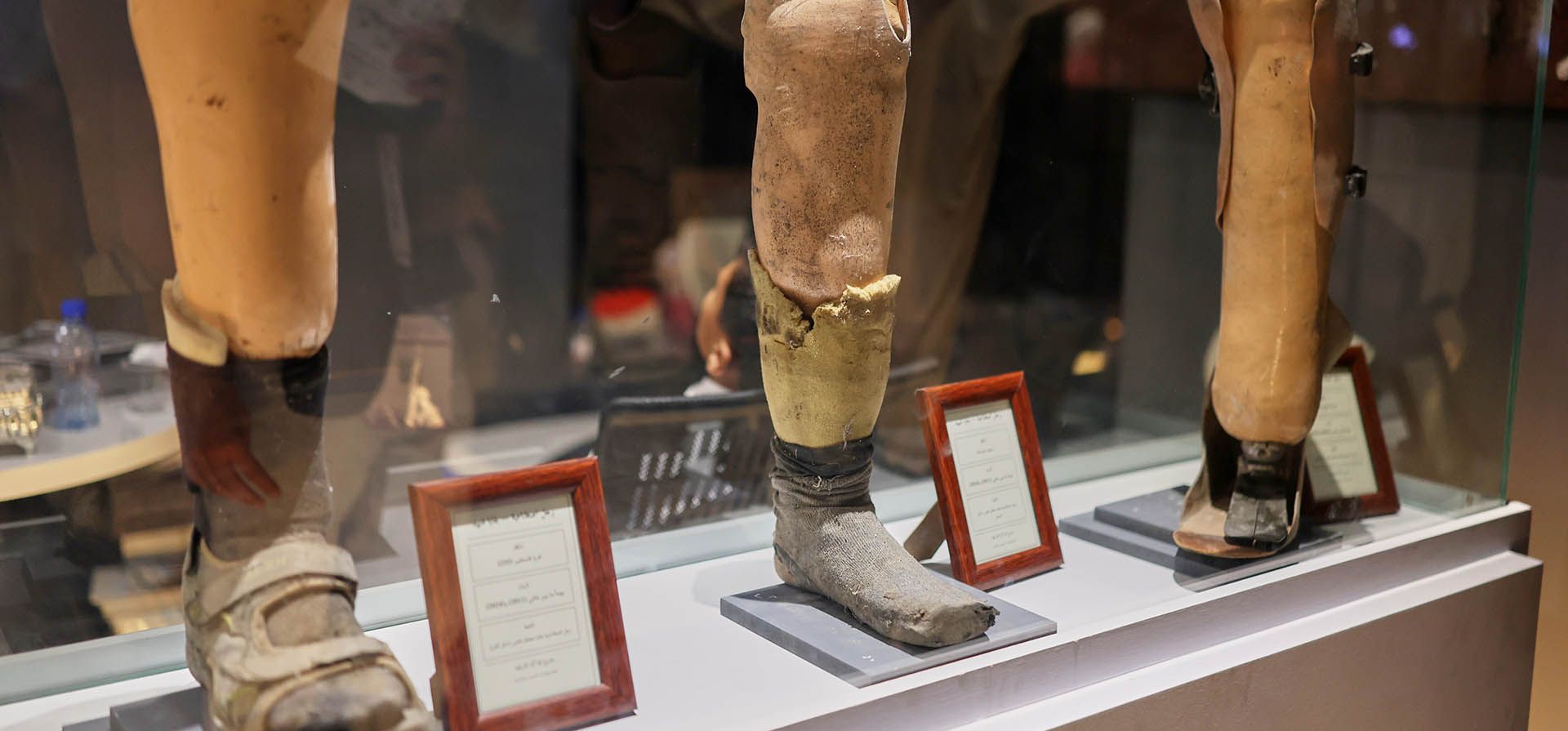Prótesis encontradas en prisiones sirias se exhiben en "Cuando los muros hablan", una muestra en la Feria Internacional de Damasco que presenta objetos provenientes de prisiones durante el régimen del expresidente Bashar Assad, en Damasco, Siria, el lunes 31 de agosto de 2026. (Foto AP/Ghaith Alsayed)