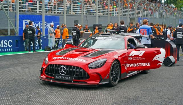 Este Mercedes sí que acelera. No tanto como los Fórmula 1 pero sí superan los 200 kilómetros por ahora. El auto de seguridad, a la altura de lo que se requiere.