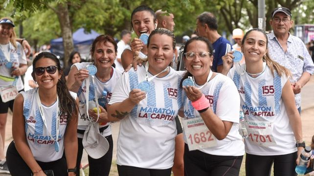 Las chicas lucen orgullosas sus medallas tras participar de la carrera.