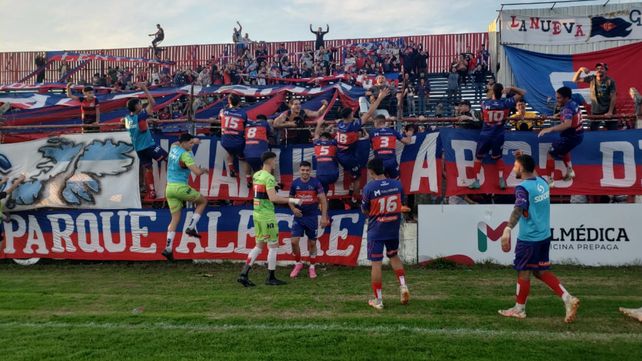 Carnaval charrúa. Jugadores y la hinchada se unieron para festejar el gran triunfo de Central Córdoba en el Gabino Sosa.&nbsp;