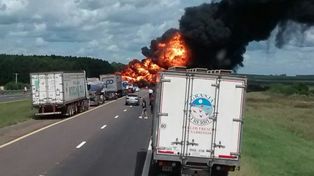 Un hombre murió calcinado al quedar atrapado en un camión cisterna que explotó