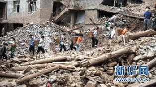 Más de cien personas están atrapadas por una avalancha en China