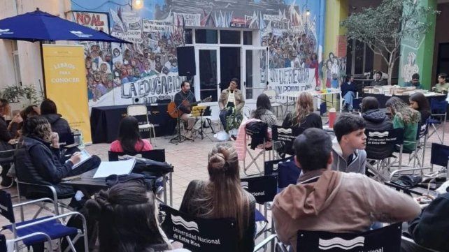 La editorial de la universidad continúa apostando a los eventos sociales en el establecimiento.