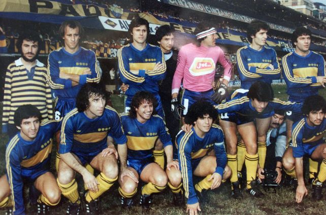 Una de las formaciones del Boca campeón 81. De pie: Mouzo, Alves, Gatti, Ruggeri y Brindisi. Agachados: Escudero, Benítez, Suárez, Maradona, Perotti, y Córdoba.