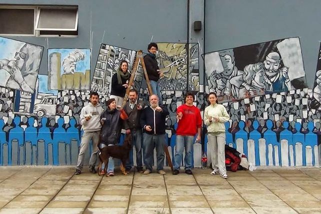 Integrandes de la Asociación Israelita I.L. Peretz de Santa Fe junto al mural en homenaje a las víctimas.