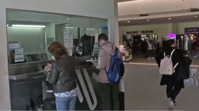 El local de Tarjeta Movi instalado en la terminal de ómnibus. A las 7 de este viernes una empleada su sorprendida por un ladrón. (Imagen de TV)
