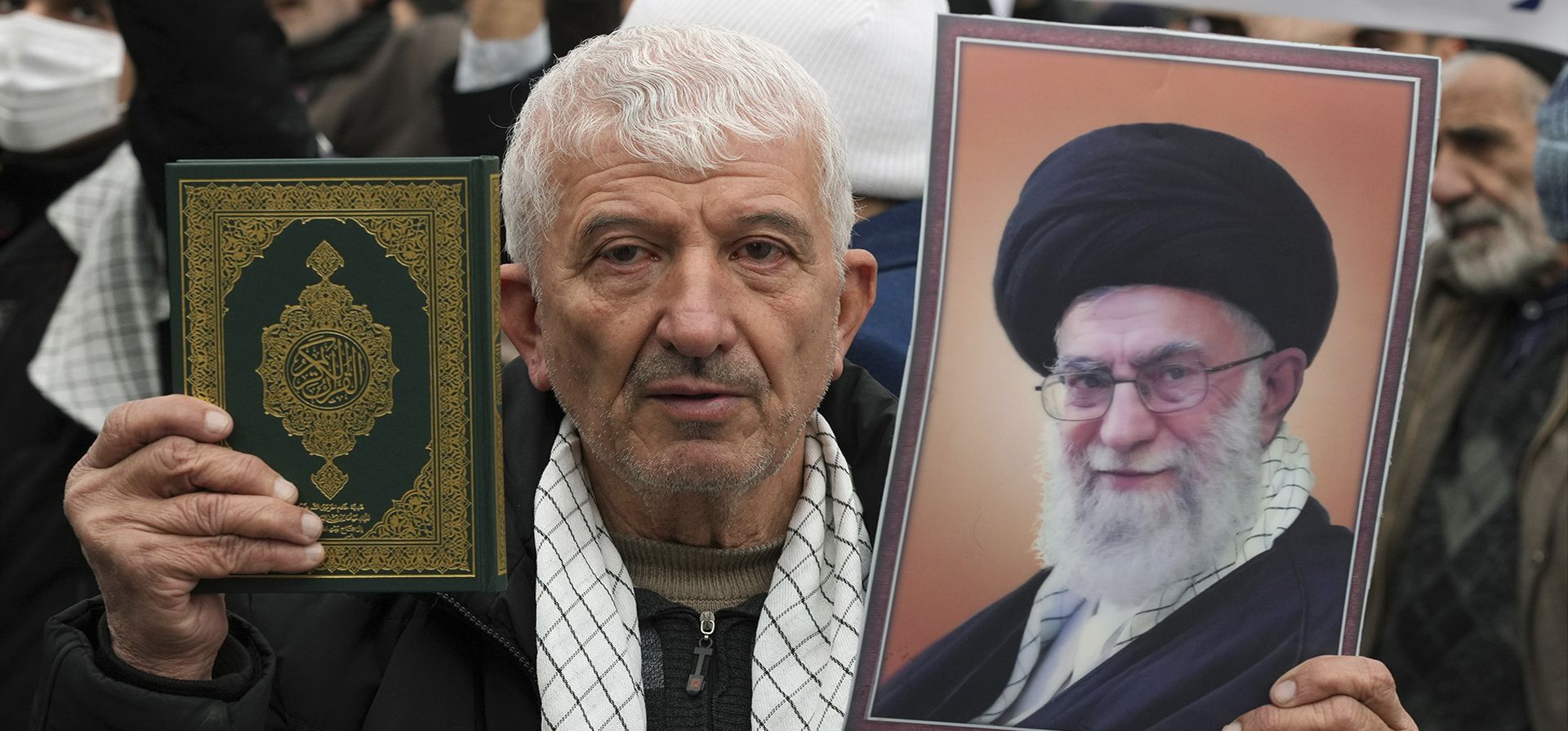 Un hombre sostiene una copia del Corán, el libro sagrado del Islam, y un retrato del líder supremo iraní, el ayatolá Ali Khamenei, durante una protesta para denunciar la reciente profanación del libro sagrado del Islam por parte de activistas de extrema derecha en Suecia, viernes 27 de enero de 2023. (Foto AP/Vahid Salemi)
