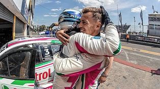 El festejo de Pernía y García tras el triunfo en el sprint de este sábado en el Oscar y Juan Gálvez.