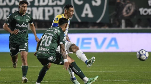 Ángel Di María patea. Sintió una molestia ante Sarmiento y debió salir. Central perdió una pieza clave.