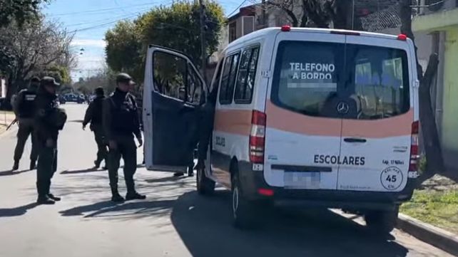 Revuelo en Empalme Graneros. El transporte escolar en el que hallaron las armas.