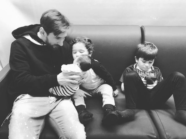 La foto. Leo Messi junto a sus tres hijos en un sillón