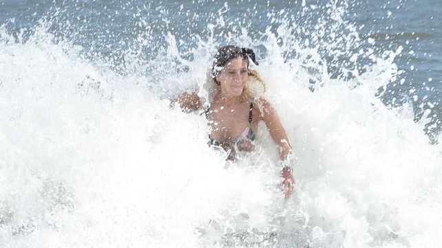 Cande Ruggeri se llevó todas las miradas por un sexy chapuzón en José Ignacio