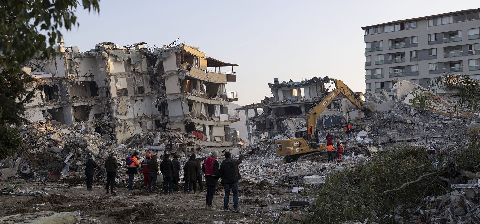 Los equipos de rescate continúan limpiando los escombros del edificio derrumbado en Antakya, Turquía, el domingo 12 de febrero de 2023. Desde el poderoso terremoto de 7.8 que se convirtió en el desastre más mortífero de Turquía en la historia moderna, los sobrevivientes se han reunido afuera de los edificios destruidos y se niegan a irse. (Foto AP/Petros Giannakouris)