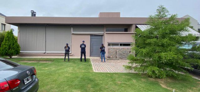 Personal del Organismo de Investigaciones del MPA en uno de los domicilios allanados.
