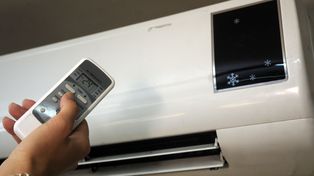 Este viernes a las 14:49, Enersa registró un récord histórico de demanda de energía en el sistema eléctrico a causa de las altas temperaturas, cuya sensación térmica superó los 40 grados. Según informó la empresa, la demanda fue de 972 MV, superando el pico de 961 del 13 de enero de 2022.