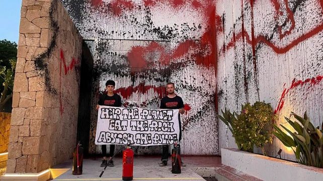 La bandera que exhibió el grupo ambientalista tras realizar una pintada en la casa de Lionel Messi en Ibiza.