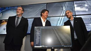 El monitoreo. El intendente funense visitó la central, que cuenta con 160 cámaras funcionando.