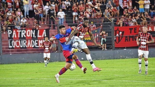 El delantero de Patronato José Valencia pelea en lo alto con un defensor.