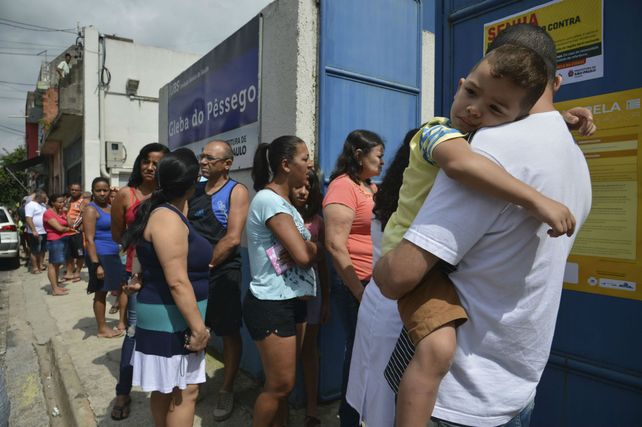 Espera sin fin. Los centros de vacunación reciben apenas 500 dosis por día y se ven desbordados.