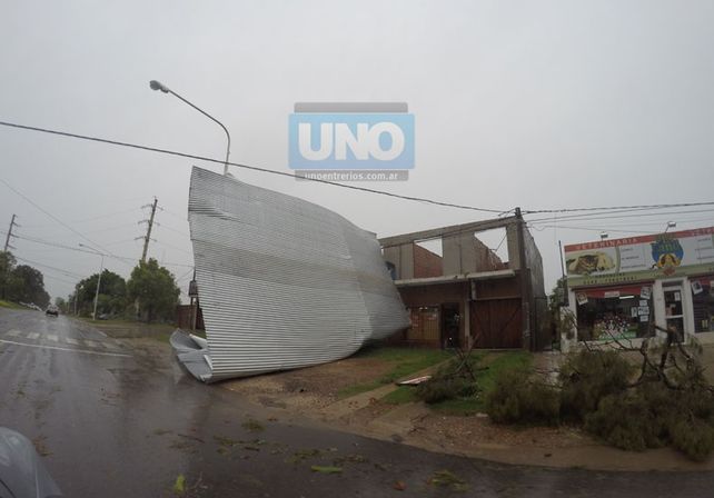 El techo se voló hoy por la mañana en avenida Zanni en donde la tormenta fue tremenda.