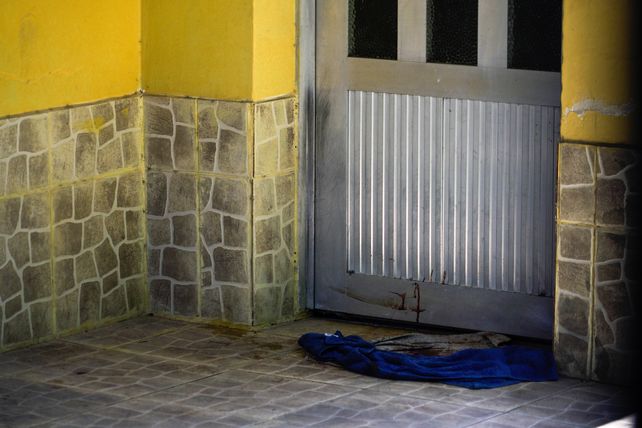 Manchas de sangre en la puerta de ingreso a la vivienda de barrio Posta.