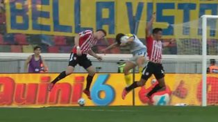La bronca de Estudiantes en un final bochornoso y todos los dardos para Darío Herrera