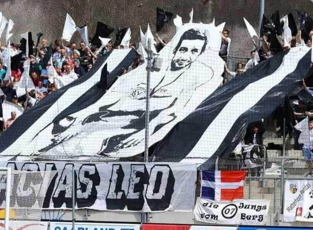 El último partido que Grech jugó en SV Elversberg los hinchas lo sorprendieron con una bandera.&nbsp;