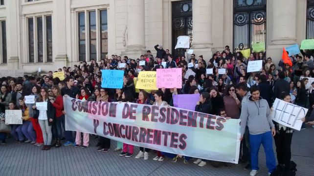 Los médicos residentes se manifestaron hoy frente a la Facultad de Medicina de la Universidad Nacional de Rosario (UNR).&nbsp;