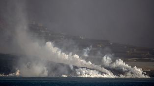 La lava va formando un promontorio en la costa de la isla La Palma.