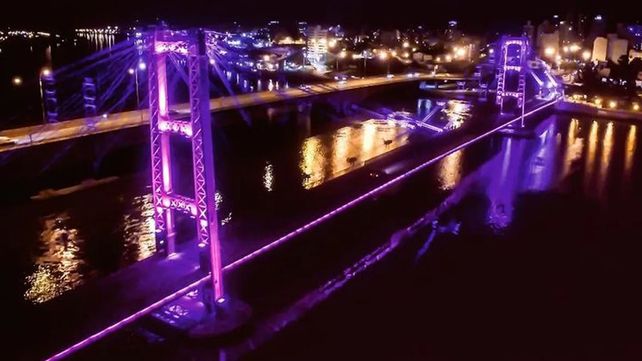 Durante mayo el Puente Colgante se ilumina de violeta para concientizar sobre el Lupus